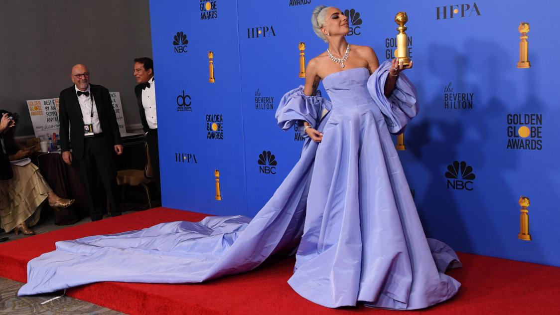Une robe de Lady Gaga oubli e dans un h tel mise aux ench res